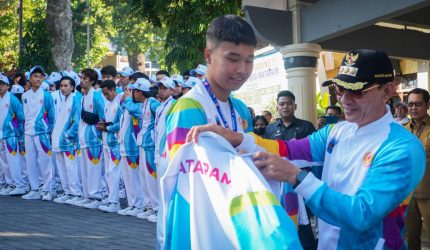 Wali Kota Mataram H. Mohan Roliskana melepas kontingen Kota Mataram menuju Porprov NTB XII 2026 dengan target 180 medali emas.