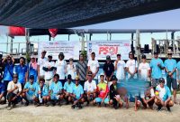 Ketua PSOI NTB Nubaya Sari bersama atlet, ofisial, dan peserta cabang olahraga selancar saat pembukaan pertandingan PSOI Porprov XII NTB 2026 di Pantai Tanjung Aan, Lombok Tengah.