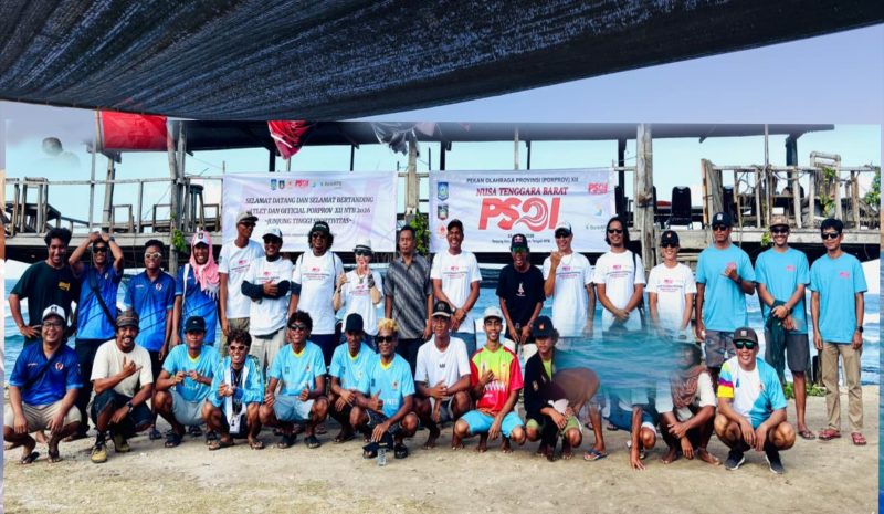 Ketua PSOI NTB Nubaya Sari bersama atlet, ofisial, dan peserta cabang olahraga selancar saat pembukaan pertandingan PSOI Porprov XII NTB 2026 di Pantai Tanjung Aan, Lombok Tengah.