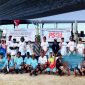 Ketua PSOI NTB Nubaya Sari bersama atlet, ofisial, dan peserta cabang olahraga selancar saat pembukaan pertandingan PSOI Porprov XII NTB 2026 di Pantai Tanjung Aan, Lombok Tengah.