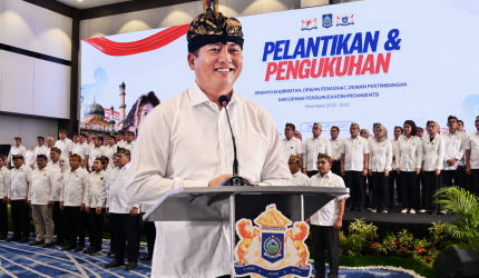 Gubernur NTB Lalu Muhamad Iqbal memberikan sambutan pada pelantikan Pengurus Kadin NTB dan mengajak dunia usaha menjadi penggerak ekonomi rakyat di Nusa Tenggara Barat.