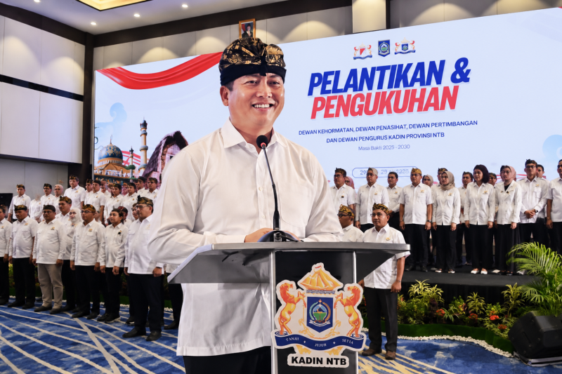 Gubernur NTB Lalu Muhamad Iqbal bersama Ketua Umum Kadin Indonesia Anindya Novyan Bakrie dan Ketua Kadin NTB H. Faurani saat menghadiri pelantikan dan pengukuhan Pengurus Kadin NTB di Mataram, Rabu (29/7/2026).