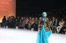 Terlihat Anggun salah satu Peserta Memperagakan Busana berbahan Tenun Khas NTB Karya Desainer QV by Viviana pada BTN Indonesia Fashion Week (IFW) 2026 di JICC Jakarta, sebagai bagian dari Promosi Wastra unggulan Nusa Tenggara Barat (NTB)