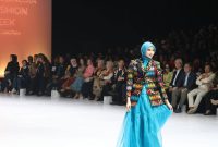 Terlihat Anggun salah satu Peserta Memperagakan Busana berbahan Tenun Khas NTB Karya Desainer QV by Viviana pada BTN Indonesia Fashion Week (IFW) 2026 di JICC Jakarta, sebagai bagian dari Promosi Wastra unggulan Nusa Tenggara Barat (NTB)