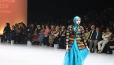 Terlihat Anggun salah satu Peserta Memperagakan Busana berbahan Tenun Khas NTB Karya Desainer QV by Viviana pada BTN Indonesia Fashion Week (IFW) 2026 di JICC Jakarta, sebagai bagian dari Promosi Wastra unggulan Nusa Tenggara Barat (NTB)
