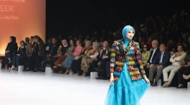 Terlihat Anggun salah satu Peserta Memperagakan Busana berbahan Tenun Khas NTB Karya Desainer QV by Viviana pada BTN Indonesia Fashion Week (IFW) 2026 di JICC Jakarta, sebagai bagian dari Promosi Wastra unggulan Nusa Tenggara Barat (NTB)