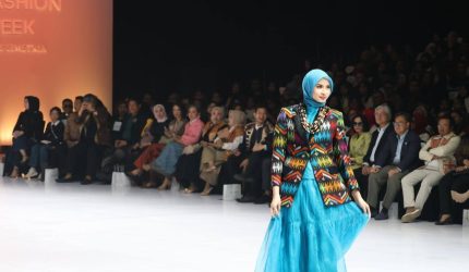 Salah satu peserta memperagakan busana tenun khas NTB karya desainer QV by Viviana pada BTN Indonesia Fashion Week (IFW) 2026 di Jakarta.