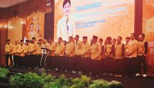 Ketua DPD Partai Hanura NTB Ahmad Dahlan bersama Sekjen DPP Partai Hanura Benny Rhamdani usai pelantikan pengurus DPD Hanura NTB dan DPC Hanura 10 kabupaten/kota di Ballroom Rinjani Lombok Raya Hotel, Mataram.