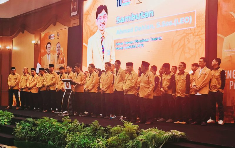 Ketua DPD Partai Hanura NTB Ahmad Dahlan bersama Sekjen DPP Partai Hanura Benny Rhamdani usai pelantikan pengurus DPD Hanura NTB dan DPC Hanura 10 kabupaten/kota di Ballroom Rinjani Lombok Raya Hotel, Mataram.
