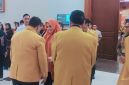 Wakil Gubernur NTB Indah Dhamayanti Putri mengalungkan selempang sebagai tanda penghormatan dan ucapan selamat datang kepada jajaran DPP Partai Hanura saat menghadiri pelantikan pengurus DPD Hanura NTB di Mataram.