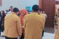 Wakil Gubernur NTB Indah Dhamayanti Putri mengalungkan selempang sebagai tanda penghormatan dan ucapan selamat datang kepada jajaran DPP Partai Hanura saat menghadiri pelantikan pengurus DPD Hanura NTB di Mataram.