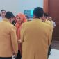 Wakil Gubernur NTB Indah Dhamayanti Putri mengalungkan selempang sebagai tanda penghormatan dan ucapan selamat datang kepada jajaran DPP Partai Hanura saat menghadiri pelantikan pengurus DPD Hanura NTB di Mataram.