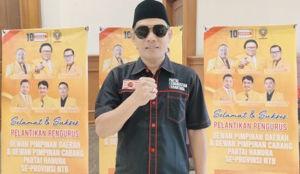 Sekretaris Abdul Hakim (Bang Akim) memberikan ucapan selamat kepada Pengurus DPD Partai Hanura NTB Periode 2025–2030 atas pelantikan di Mataram.