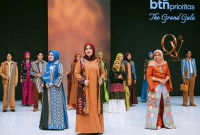 Wakil Gubernur NTB Hj. Indah Dhamayanti Putri atau Umi Dinda didampingi Asisten Administrasi Umum Setda Provinsi NTB Eva Dewiyani dan Kepala Bappeda Provinsi NTB Baiq Nelly Yuniarti memperagakan busana berbahan tenun khas NTB karya desainer QV by Viviana pada ajang BTN Indonesia Fashion Week (IFW) 2026 di Jakarta International Convention Center (JICC), Jakarta.