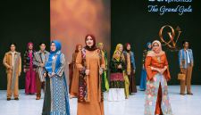 Wakil Gubernur NTB Hj. Indah Dhamayanti Putri atau Umi Dinda didampingi Asisten Administrasi Umum Setda Provinsi NTB Eva Dewiyani dan Kepala Bappeda Provinsi NTB Baiq Nelly Yuniarti memperagakan busana berbahan tenun khas NTB karya desainer QV by Viviana pada ajang BTN Indonesia Fashion Week (IFW) 2026 di Jakarta International Convention Center (JICC), Jakarta.