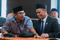 Anggota Komisi IV DPRD NTB berdialog dengan Kepala Dinas PUPRPKP NTB Lalu Kusuma Wijaya dalam Rapat Dengar Pendapat (RDP) membahas rendahnya serapan anggaran, progres proyek Jalan Lenangguar-Lunyuk, serta evaluasi pembangunan infrastruktur di Provinsi NTB.