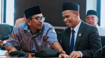Anggota Komisi IV DPRD NTB berdialog dengan Kepala Dinas PUPRPKP NTB Lalu Kusuma Wijaya dalam Rapat Dengar Pendapat (RDP) membahas rendahnya serapan anggaran, progres proyek Jalan Lenangguar-Lunyuk, serta evaluasi pembangunan infrastruktur di Provinsi NTB.