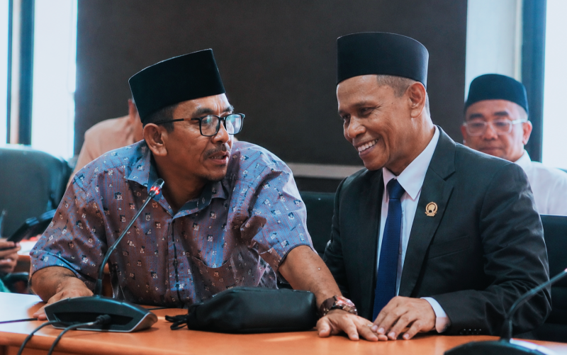 Anggota Komisi IV DPRD NTB berdialog dengan Kepala Dinas PUPRPKP NTB Lalu Kusuma Wijaya dalam Rapat Dengar Pendapat (RDP) membahas rendahnya serapan anggaran, progres proyek Jalan Lenangguar-Lunyuk, serta evaluasi pembangunan infrastruktur di Provinsi NTB.