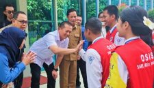 Gubernur NTB Lalu Muhamad Iqbal saat mengunjungi SMK Mitra Industri MM2100 di Kabupaten Bekasi untuk Mempelajari Penerapan konsep Link and Match antara SMK dan dunia Industri guna menekan Pengangguran lulusan SMK di NTB.
