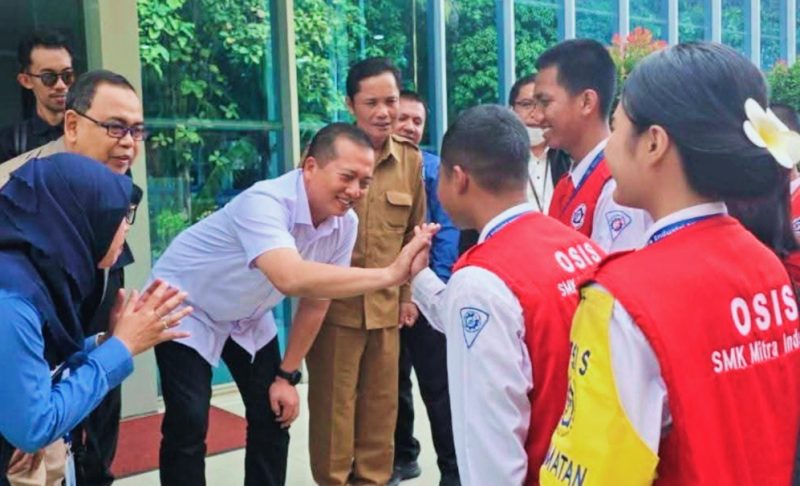 Gubernur NTB Lalu Muhamad Iqbal saat mengunjungi SMK Mitra Industri MM2100 di Kabupaten Bekasi untuk Mempelajari Penerapan konsep Link and Match antara SMK dan dunia Industri guna menekan Pengangguran lulusan SMK di NTB.