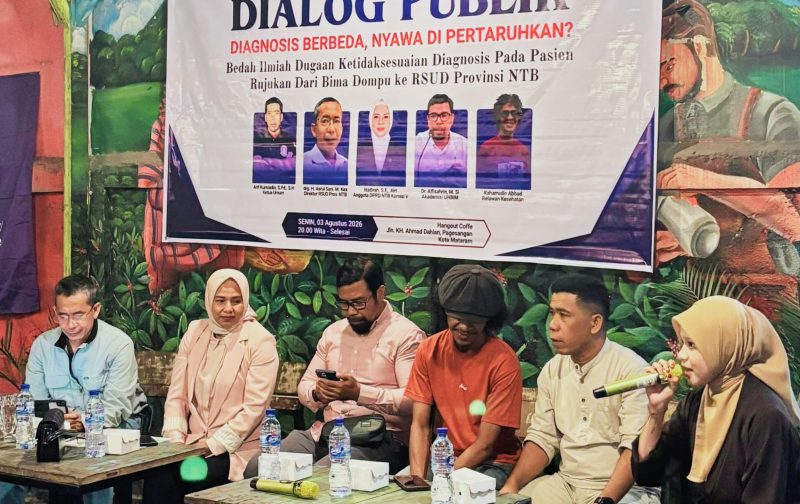 Terlihat Barisan Pertama Saat Direktur RSUD Provinsi NTB dr. Asrul Sani Saat Menghadiri Acara Dialog Publik GAKADA Pulau Lombok di Kota Mataram, Senin (3/8/2026).
