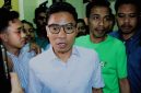 Hamdan Kasim meninggalkan ruang sidang Pengadilan Tipikor Mataram usai mendengarkan putusan Vonis Bebas dalam Perkara Dugaan Gratifikasi DPRD NTB, Rabu (5/8/2026). Usai sidang, ia menuju Masjid untuk Menunaikan Salat Magrib didampingi sejumlah Simpatisan dan kader Himpunan Mahasiswa Islam (HMI).