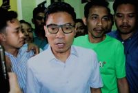 Hamdan Kasim meninggalkan ruang sidang Pengadilan Tipikor Mataram usai mendengarkan putusan Vonis Bebas dalam Perkara Dugaan Gratifikasi DPRD NTB, Rabu (5/8/2026). Usai sidang, ia menuju Masjid untuk Menunaikan Salat Magrib didampingi sejumlah Simpatisan dan kader Himpunan Mahasiswa Islam (HMI).