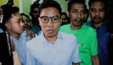 Hamdan Kasim meninggalkan ruang sidang Pengadilan Tipikor Mataram usai mendengarkan putusan Vonis Bebas dalam Perkara Dugaan Gratifikasi DPRD NTB, Rabu (5/8/2026). Usai sidang, ia menuju Masjid untuk Menunaikan Salat Magrib didampingi sejumlah Simpatisan dan kader Himpunan Mahasiswa Islam (HMI).