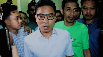 Hamdan Kasim meninggalkan ruang sidang Pengadilan Tipikor Mataram usai mendengarkan putusan Vonis Bebas dalam Perkara Dugaan Gratifikasi DPRD NTB, Rabu (5/8/2026). Usai sidang, ia menuju Masjid untuk Menunaikan Salat Magrib didampingi sejumlah Simpatisan dan kader Himpunan Mahasiswa Islam (HMI).