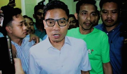 Hamdan Kasim keluar dari ruang sidang Pengadilan Tipikor Mataram usai divonis bebas dalam kasus dugaan gratifikasi DPRD NTB, didampingi simpatisan dan kader HMI menuju salat Magrib.