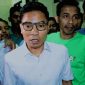 Hamdan Kasim meninggalkan ruang sidang Pengadilan Tipikor Mataram usai mendengarkan putusan Vonis Bebas dalam Perkara Dugaan Gratifikasi DPRD NTB, Rabu (5/8/2026). Usai sidang, ia menuju Masjid untuk Menunaikan Salat Magrib didampingi sejumlah Simpatisan dan kader Himpunan Mahasiswa Islam (HMI).