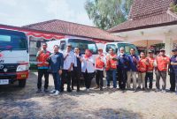 Plt Ketua PMI NTB Ns. Lalu R. Doddy Setiawan secara simbolis melepas distribusi air bersih dalam kick off operasi tanggap kekeringan di Sekretariat PMI NTB, Mataram, Rabu (5/8/2026). Sebanyak 106.500 liter air bersih disalurkan kepada 6.027 warga di 20 titik sebagai langkah siaga menghadapi El Nino.