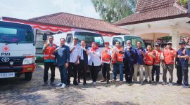 Plt Ketua PMI NTB Ns. Lalu R. Doddy Setiawan secara simbolis melepas distribusi air bersih dalam kick off operasi tanggap kekeringan di Sekretariat PMI NTB, Mataram, Rabu (5/8/2026). Sebanyak 106.500 liter air bersih disalurkan kepada 6.027 warga di 20 titik sebagai langkah siaga menghadapi El Nino.