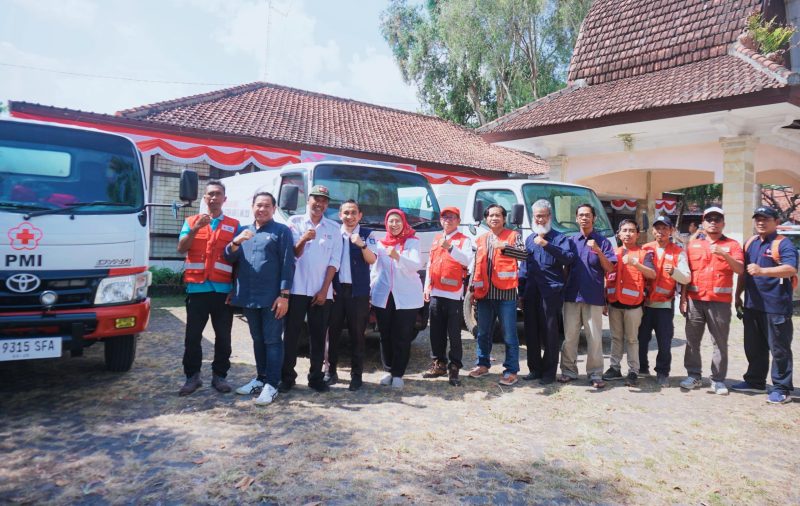 Plt Ketua PMI NTB Ns. Lalu R. Doddy Setiawan secara simbolis melepas distribusi air bersih dalam kick off operasi tanggap kekeringan di Sekretariat PMI NTB, Mataram, Rabu (5/8/2026). Sebanyak 106.500 liter air bersih disalurkan kepada 6.027 warga di 20 titik sebagai langkah siaga menghadapi El Nino.