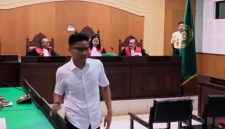 Anggota DPRD NTB Hamdan Kasim, Muhammad Nashib Ikroman alias Acip, dan Indra Jaya Usman usai mendengarkan putusan Vonis Bebas dari Majelis Hakim Pengadilan Tipikor Mataram dalam perkara yang berkaitan dengan Program Desa Berdaya.