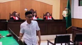 Anggota DPRD NTB Hamdan Kasim, Muhammad Nashib Ikroman alias Acip, dan Indra Jaya Usman usai mendengarkan putusan Vonis Bebas dari Majelis Hakim Pengadilan Tipikor Mataram dalam perkara yang berkaitan dengan Program Desa Berdaya.