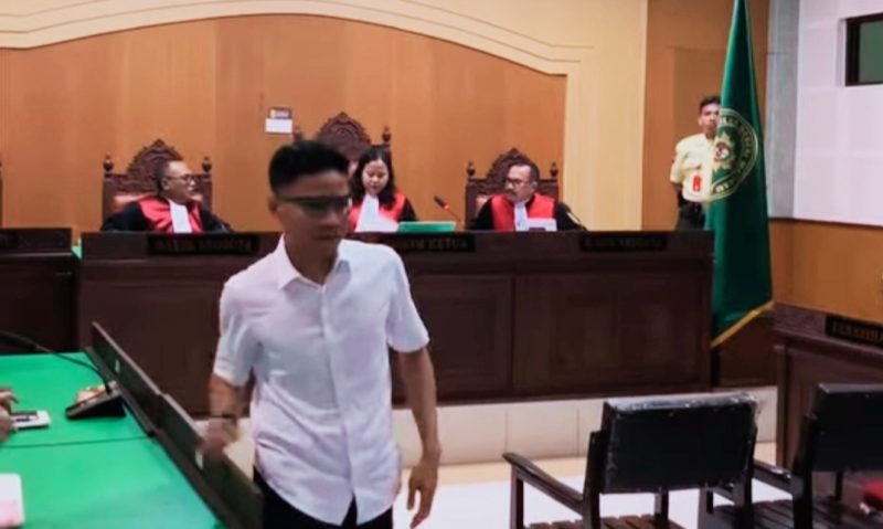 Anggota DPRD NTB Hamdan Kasim, Muhammad Nashib Ikroman alias Acip, dan Indra Jaya Usman usai mendengarkan putusan Vonis Bebas dari Majelis Hakim Pengadilan Tipikor Mataram dalam perkara yang berkaitan dengan Program Desa Berdaya.
