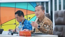 Gubernur NTB H. Lalu Muhamad Iqbal didampingi Sekda NTB, Kepala BKD NTB, dan Tim Manajemen Talenta BKD NTB memaparkan Kesiapan Penerapan Sistem Manajemen Talenta (SMT) ASN di hadapan Jajaran BKN RI di Kantor BKN, Jakarta.