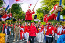 Wakil Gubernur NTB Hj. Indah Dhamayanti Putri (Umi Dinda) bersama Puluhan Ribu Warga Mengikuti Gerakan Pembagian Bendera Merah Putih di Jalan Pejanggik, Kota Mataram, dalam rangka menyambut HUT Ke-81 Kemerdekaan Republik Indonesia.