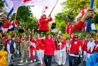 Wakil Gubernur NTB Hj. Indah Dhamayanti Putri (Umi Dinda) bersama Puluhan Ribu Warga Mengikuti Gerakan Pembagian Bendera Merah Putih di Jalan Pejanggik, Kota Mataram, dalam rangka menyambut HUT Ke-81 Kemerdekaan Republik Indonesia.