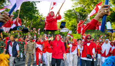 Wakil Gubernur NTB Hj. Indah Dhamayanti Putri (Umi Dinda) bersama Puluhan Ribu Warga Mengikuti Gerakan Pembagian Bendera Merah Putih di Jalan Pejanggik, Kota Mataram, dalam rangka menyambut HUT Ke-81 Kemerdekaan Republik Indonesia.