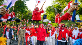 Wakil Gubernur NTB Hj. Indah Dhamayanti Putri (Umi Dinda) bersama Puluhan Ribu Warga Mengikuti Gerakan Pembagian Bendera Merah Putih di Jalan Pejanggik, Kota Mataram, dalam rangka menyambut HUT Ke-81 Kemerdekaan Republik Indonesia.