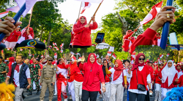 Wakil Gubernur NTB Hj. Indah Dhamayanti Putri (Umi Dinda) bersama Puluhan Ribu Warga Mengikuti Gerakan Pembagian Bendera Merah Putih di Jalan Pejanggik, Kota Mataram, dalam rangka menyambut HUT Ke-81 Kemerdekaan Republik Indonesia.