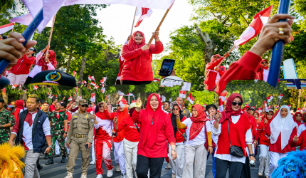 Wakil Gubernur NTB Umi Dinda bersama puluhan ribu warga memadati Jalan Pejanggik, Mataram, dalam Gerakan Pembagian Bendera Merah Putih menyambut HUT RI Ke-81 sebagai simbol persatuan masyarakat NTB.
