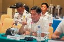 Kepala DPMPTSP Provinsi NTB H. Irnadi Kusuma, S.STP., M.E., memaparkan Daftar Inventaris Masalah (DIM) terkait dugaan Investasi Fiktif, Penguasaan Lahan, dan Penyalahgunaan Izin tinggal WNA di Gili Air dalam Rapat TIM PORA Wilayah NTB di Hotel Lombok Raya, Mataram.