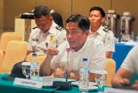 Kepala DPMPTSP Provinsi NTB H. Irnadi Kusuma, S.STP., M.E., memaparkan Daftar Inventaris Masalah (DIM) terkait dugaan Investasi Fiktif, Penguasaan Lahan, dan Penyalahgunaan Izin tinggal WNA di Gili Air dalam Rapat TIM PORA Wilayah NTB di Hotel Lombok Raya, Mataram.