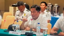 Kepala DPMPTSP Provinsi NTB H. Irnadi Kusuma, S.STP., M.E., memaparkan Daftar Inventaris Masalah (DIM) terkait dugaan Investasi Fiktif, Penguasaan Lahan, dan Penyalahgunaan Izin tinggal WNA di Gili Air dalam Rapat TIM PORA Wilayah NTB di Hotel Lombok Raya, Mataram.