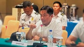Kepala DPMPTSP Provinsi NTB H. Irnadi Kusuma, S.STP., M.E., memaparkan Daftar Inventaris Masalah (DIM) terkait dugaan Investasi Fiktif, Penguasaan Lahan, dan Penyalahgunaan Izin tinggal WNA di Gili Air dalam Rapat TIM PORA Wilayah NTB di Hotel Lombok Raya, Mataram.