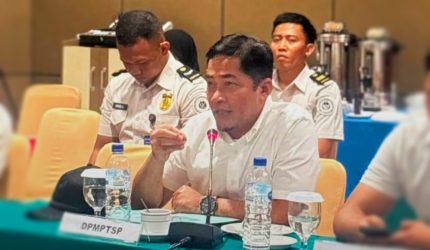 Kepala DPMPTSP NTB H. Irnadi Kusuma memaparkan dugaan investasi fiktif dan penguasaan lahan oleh WNA di Gili Air dalam Rapat TIM PORA NTB.