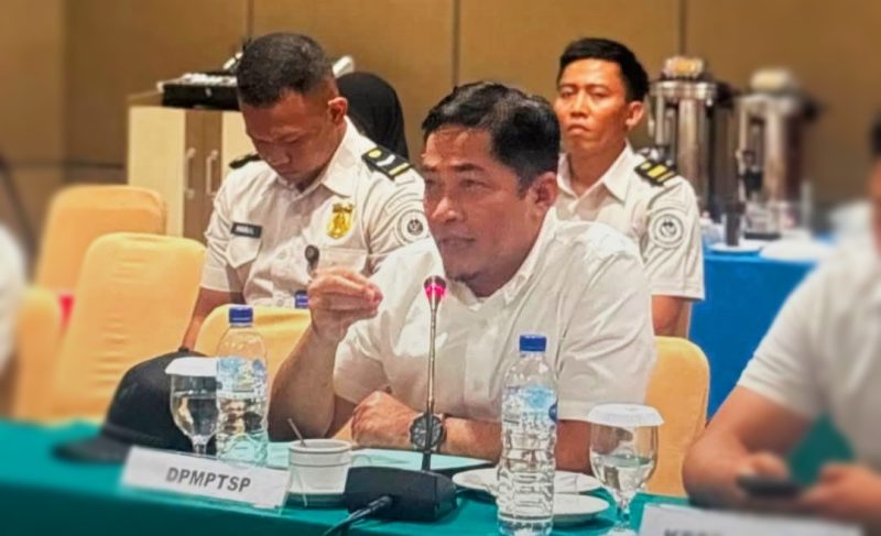 Kepala DPMPTSP Provinsi NTB H. Irnadi Kusuma, S.STP., M.E., memaparkan Daftar Inventaris Masalah (DIM) terkait dugaan Investasi Fiktif, Penguasaan Lahan, dan Penyalahgunaan Izin tinggal WNA di Gili Air dalam Rapat TIM PORA Wilayah NTB di Hotel Lombok Raya, Mataram.
